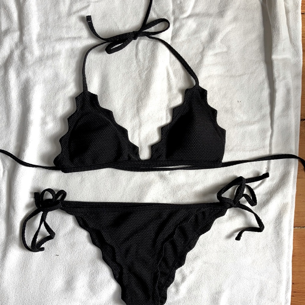 Black bikini